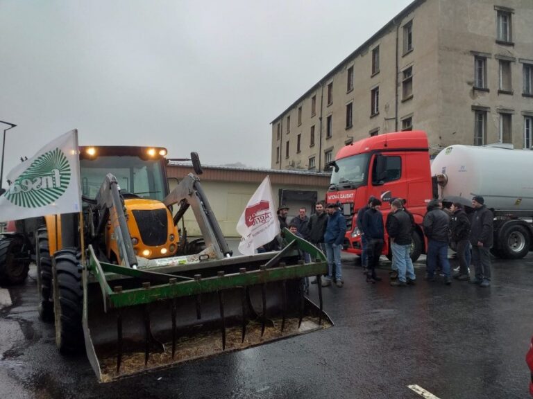 Dans le Cantal, les agriculteurs bloquent l’A75 jusqu’à dimanche