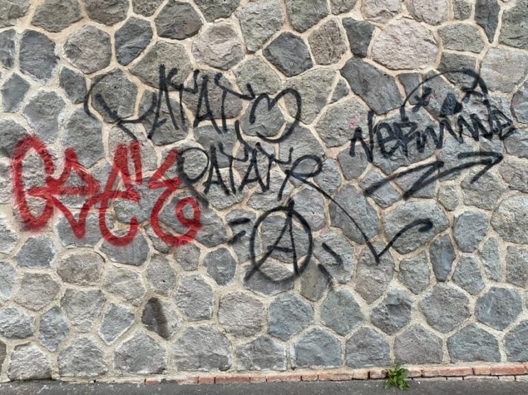 Aurillac : Un Festival de Théâtre de Rue 2024 record entaché par la recrudescence de tags en ville