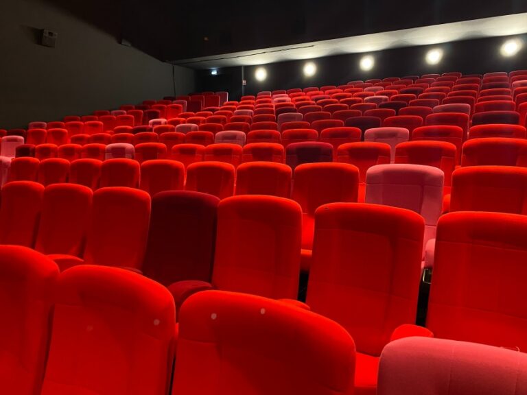 Le cinéma Le Cristal à Aurillac fête ses 10 ans avec des innovations technologiques et une programmation captivante