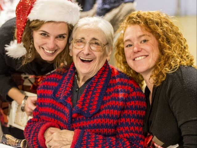 « Nous aidons à briser la solitude à Noël » : les Petits Frères des Pauvres recherchent des bénévoles