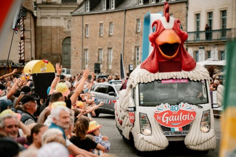 Une institutrice de Jussac au cœur de la caravane Le Gaulois pour le Tour de France