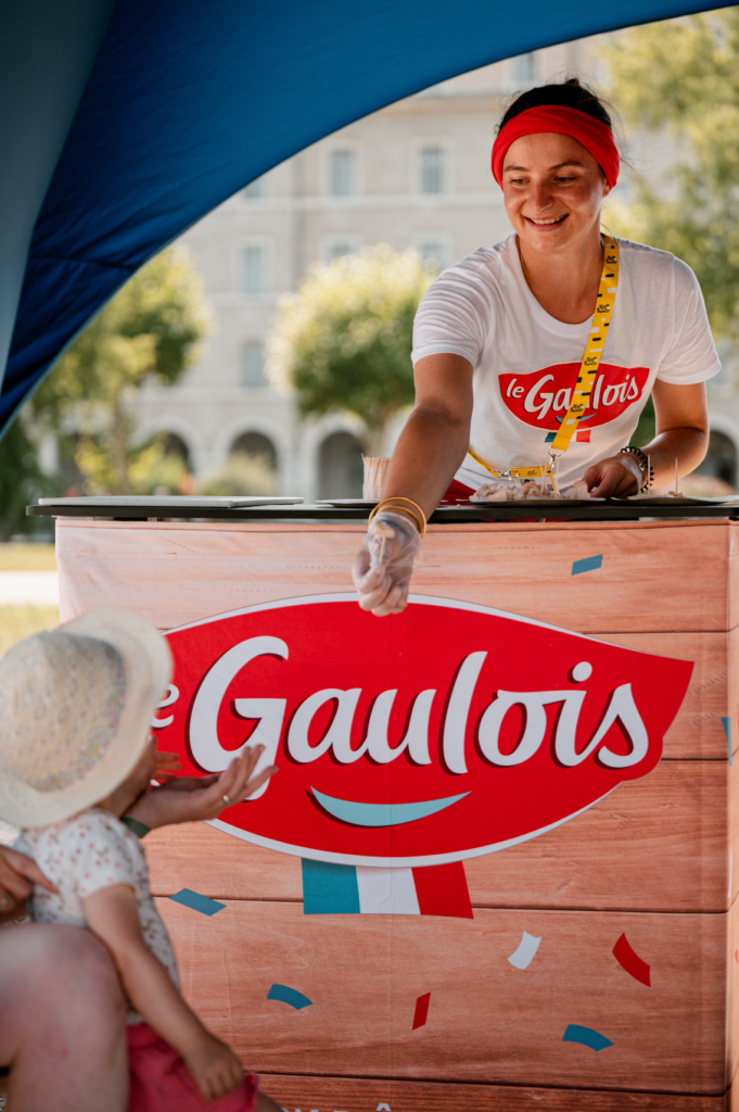Une institutrice de Jussac au cœur de la caravane Le Gaulois pour le Tour de France
